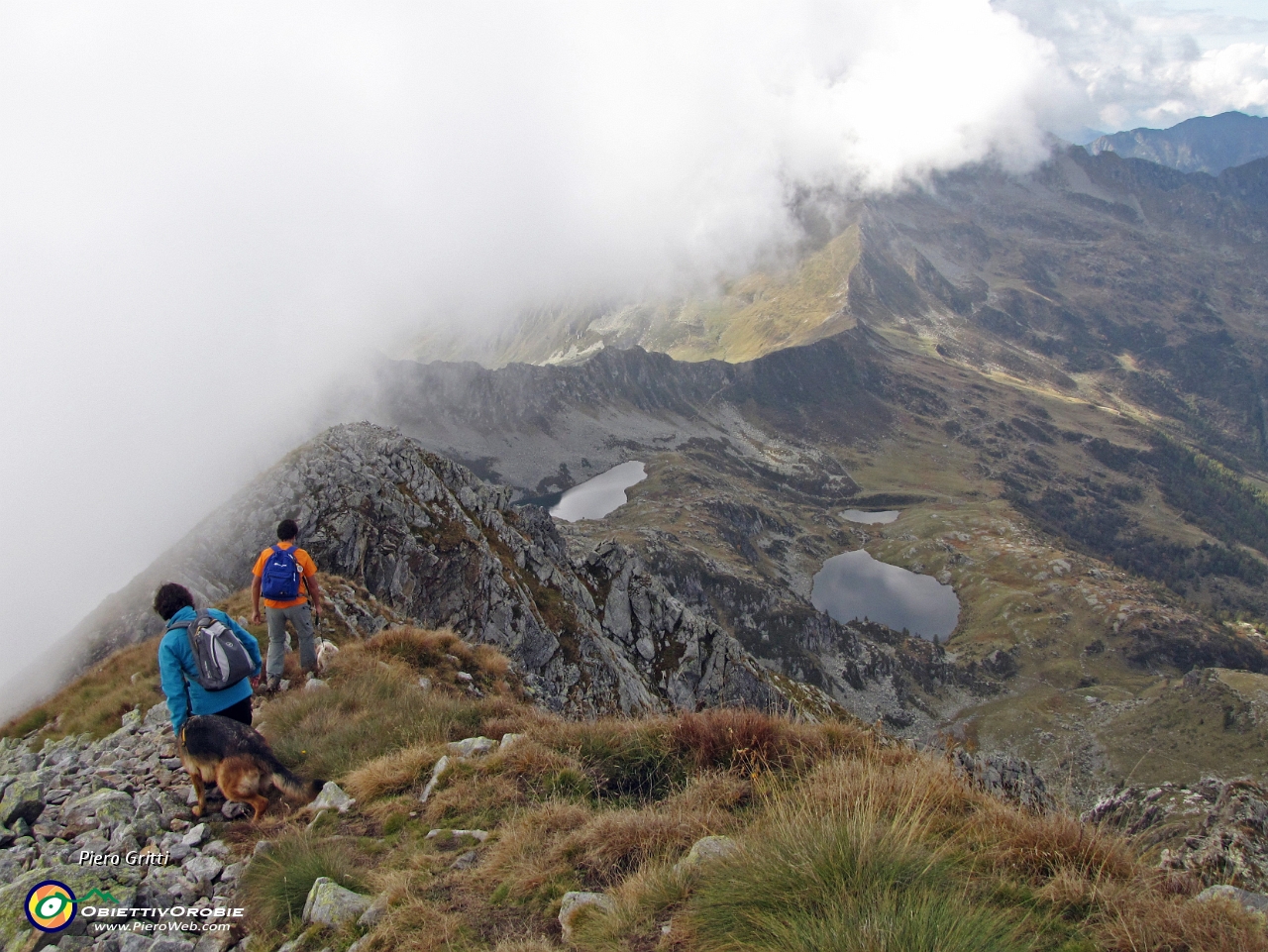 51 Scendiamo con vista sui Laghi di Porcile.jpg